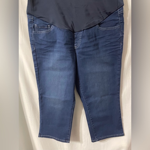 Thyme Maternity Slim Fit Jean Capris - Picture 5 of 7